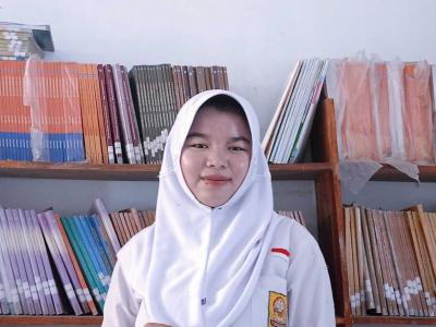 Siswi SMK TI di perpustakaan